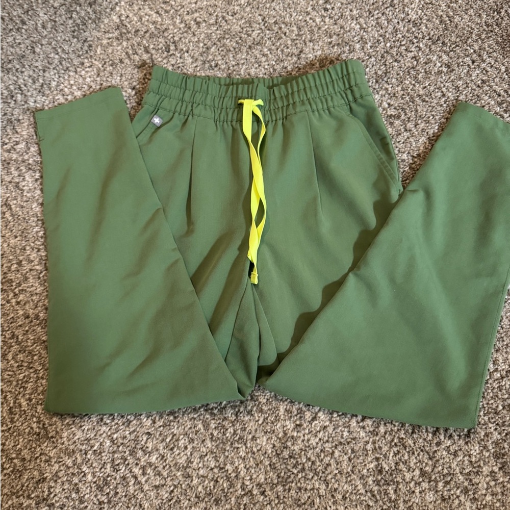 Green high waisted figs